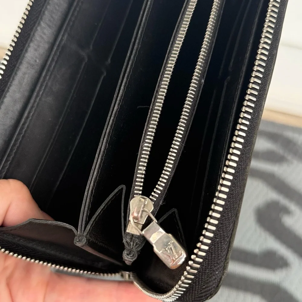 Louis Vuitton Leather Zippy Wallet with Subtle Embossed LV Monogram Logo - Picture 9 of 11